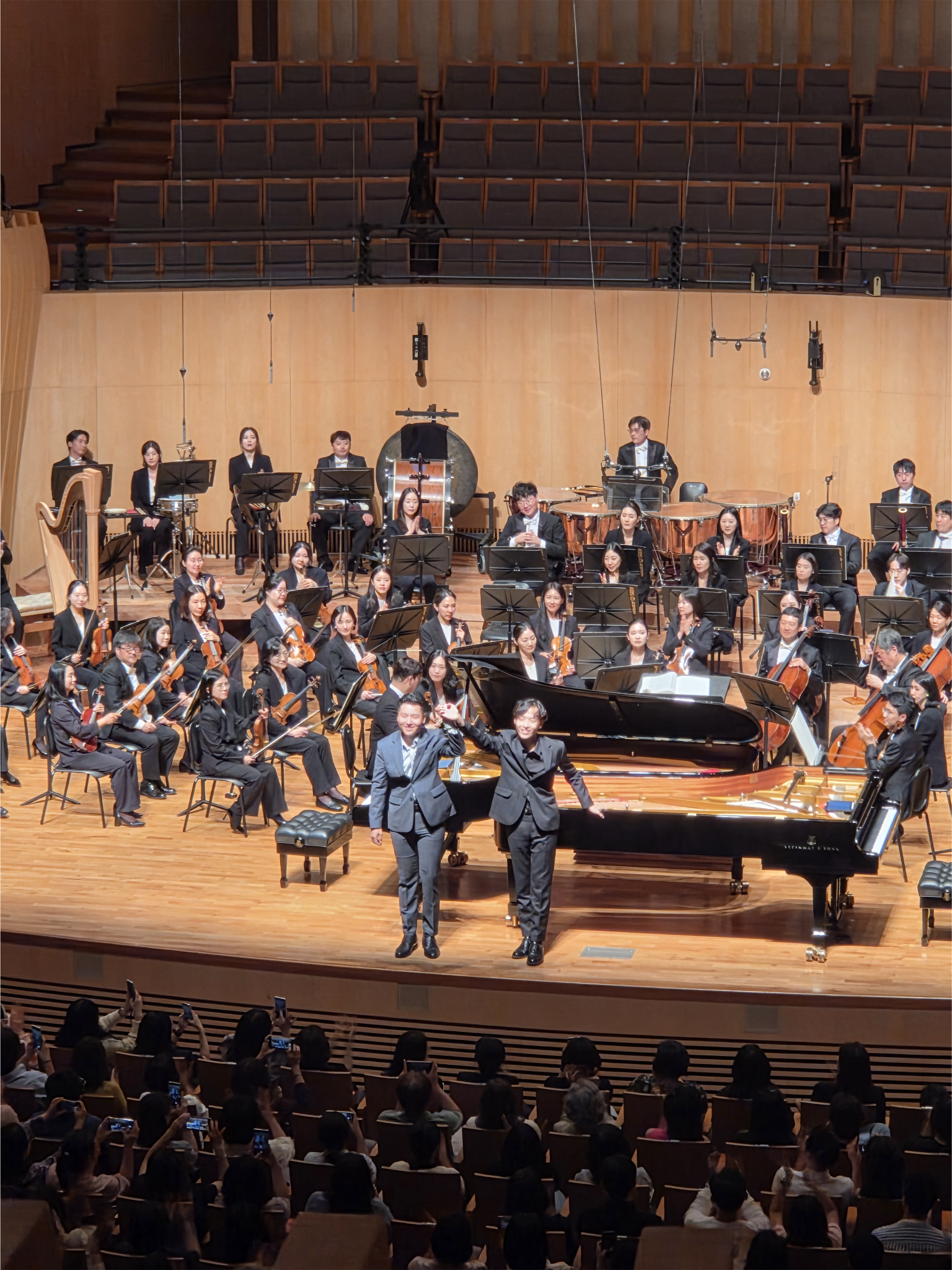 two piano 앞에서 관객에게 인사하는 이혁·이효 형제와 오케스트라